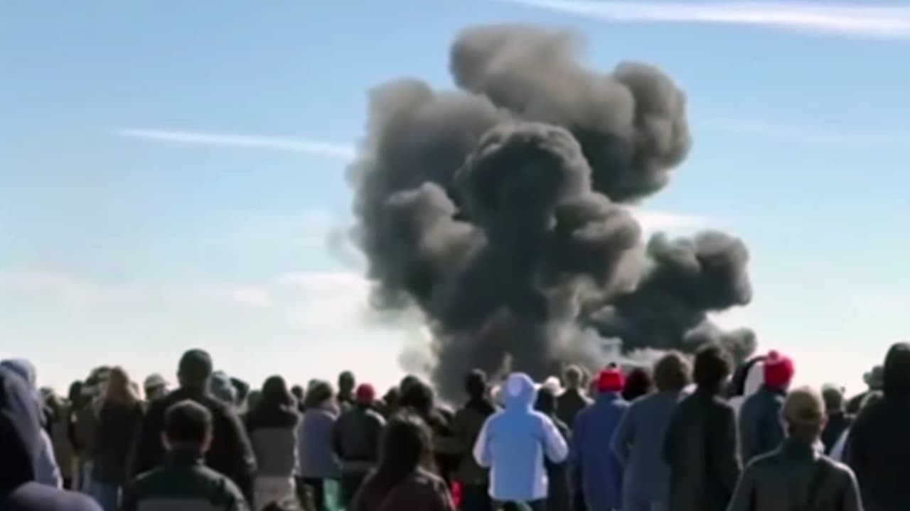 <b>Más de 4 mil personas</b> asistieron la tarde del sábado a la segunda jornada del espectáculo aéreo en el Aeropuerto Ejecutivo de Dallas, 
<b>a unas 10 millas (16 kilómetros) del centro de la ciudad.</b>