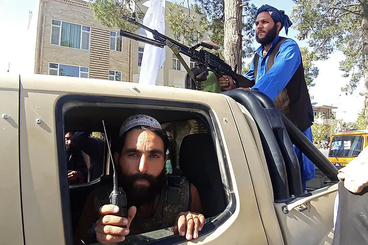 Entre las ciudades capturadas por los rebeldes en las últimas horas está Lashkargah, capital de Helmand. Esta provincia fue escenario de algunos de los combates más intensos de la prolongada guerra. 
<br>
<br>Cientos de soldados estadounidenses, británicos y de otros aliados de la OTAN perdieron la vida controlando en esta región. En la fotografía, los rebeldes talibanes victoriosos en Herat.
<br>
