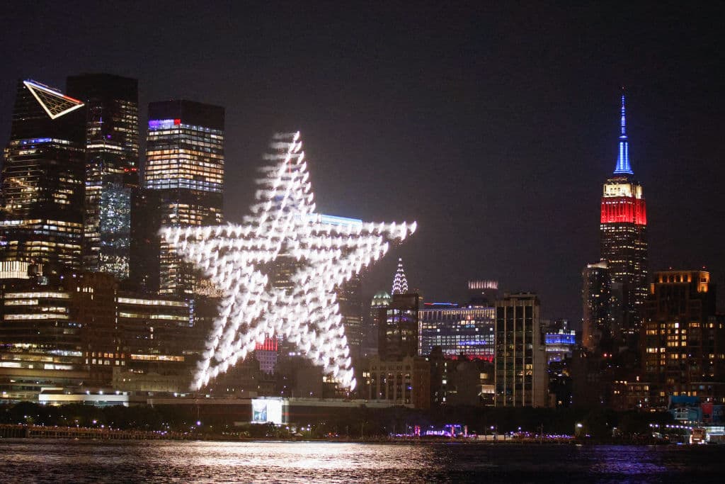 Además de los fuegos artificiales, hubo un espectáculo de drones.