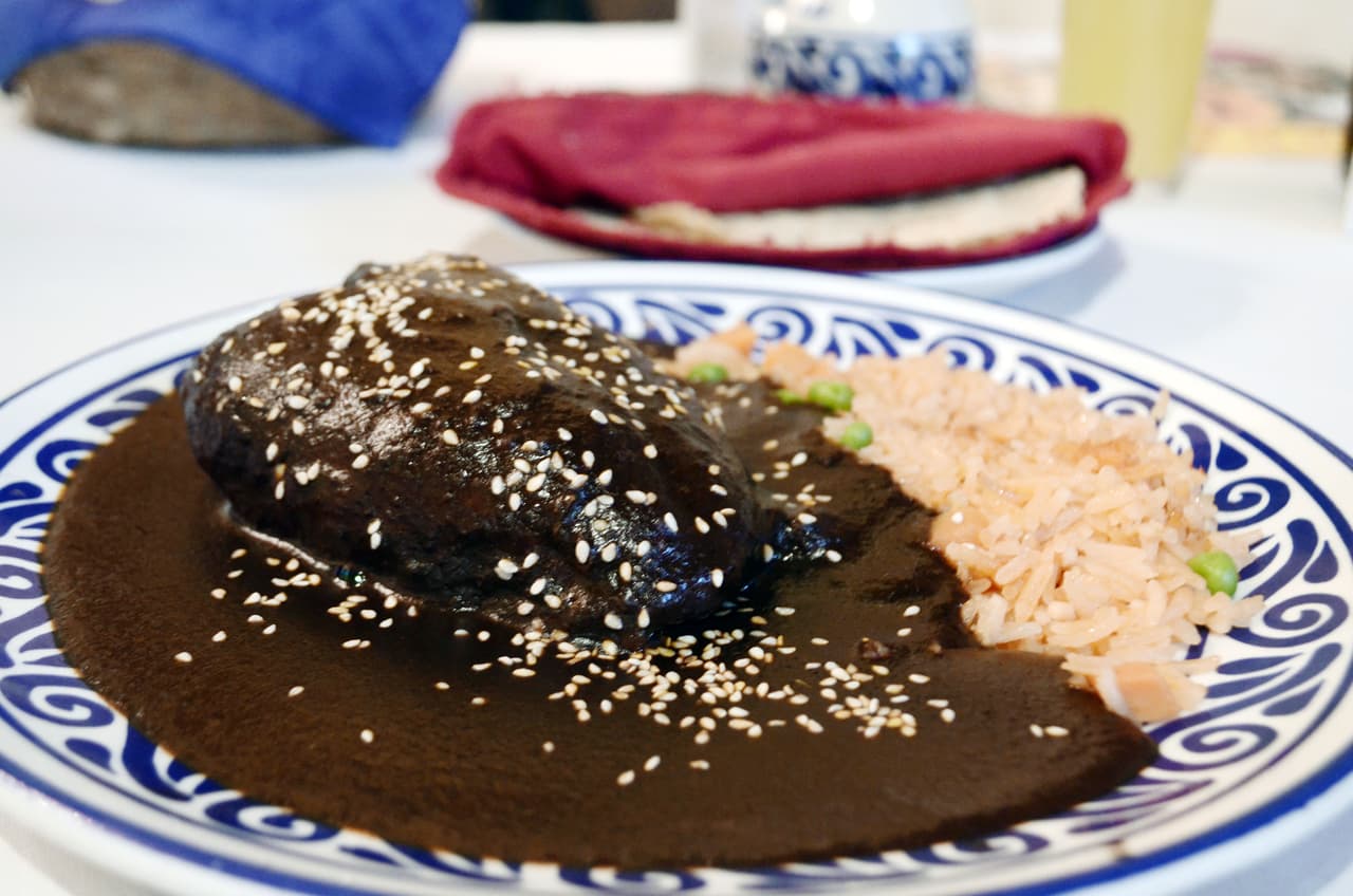 <b>Mole: </b>Quizá menos común en la celebración, pero no menos mexicano, es
<b><a href="http://www.univision.com/estilo-de-vida/comida-mexicana/las-joyas-de-la-cocina-poblana-y-nuestro-agradecimiento-a-las-monjas-que-les-dieron-vida-fotos"> el mole.</a></b> Se trata de una salsa elaborada con más de 30 ingredientes (chocolate, plátano, chiles secos, tortilla y muchas especias, por mencionar algunos) que se sirve acompañada de una pieza de pollo o de pavo y una cucharada de arroz. Con este platillo y un par de tortillas calientitas no existe mejor forma de celebrar el 15 de septiembre.
<br>