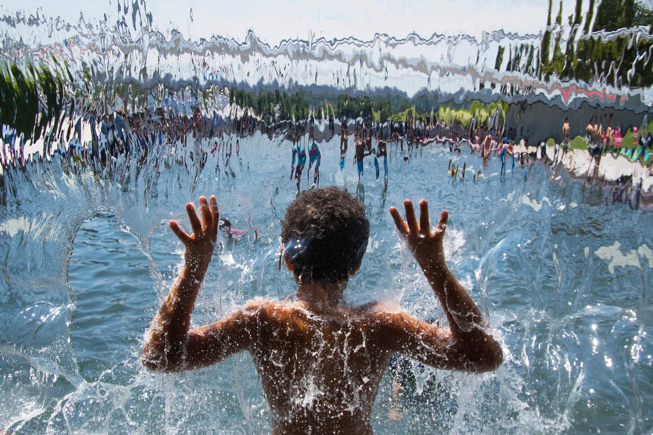 Evite las distracciones cuando su hijo esté en el agua o cerca de ella. 
<br>
<br>El ahogamiento suele ser silencioso y 
<b>puede producirse en menos de cinco minutos</b>, por lo que es importante que preste toda su atención a su hijo.
<b> Guarde teléfonos, libros y revistas.</b>