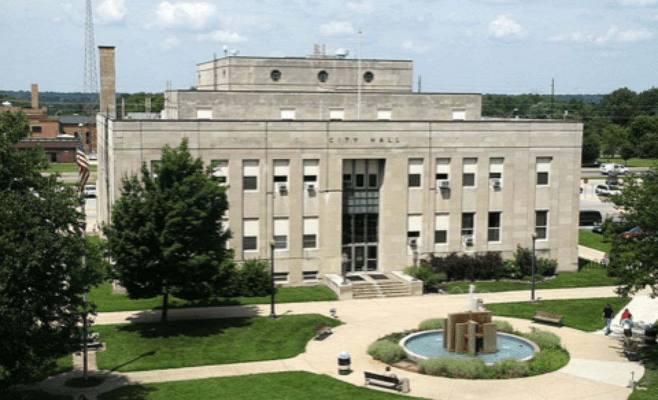 <h3 class="cms-H3-H3">24. Terre Haute, Indiana</h3>
<br>
<br>💵 
<b>Tasa de pobreza concentrada:</b> 23.1%
<br>
<br>💵
<b> Tasa de pobreza en general: </b>16.0%
<br>
<br>💵 
<b>Barrios en extrema pobreza: </b>6 de 55.
<br>
<br>💵 
<b>Ingreso promedio por hogar:</b> $33,694 en barrios pobres, $67,726 en el resto.
<br>