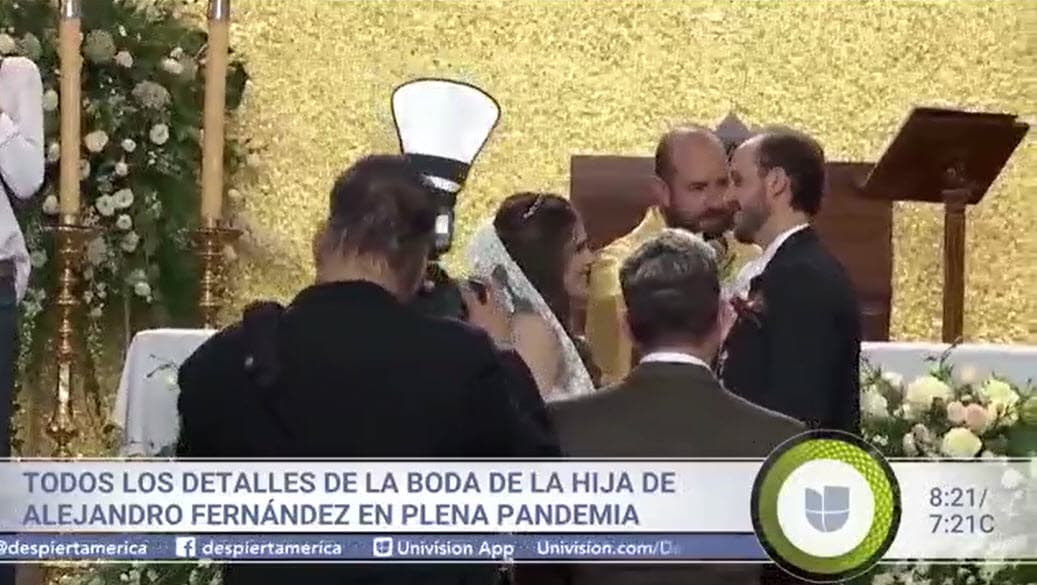 La boda fue blanco de fuertes críticas por diferentes motivos. Uno fue que 
<b><a href="https://www.univision.com/noticias/salud/mapa-actualizado-del-coronavirus-cifras-de-casos-confirmados-y-fallecidos" target="_blank">se realizó en plena pandemia</a> </b>de coronavirus. Algunos consideraron que eso implicaba un riesgo sanitario. De hecho, don Vicente Fernández no asistió en el afán de protegerse, según pudo saber 
<b><a href="https://www.univision.com/shows/despierta-america" target="_blank">Despierta América. </a></b>
<br>