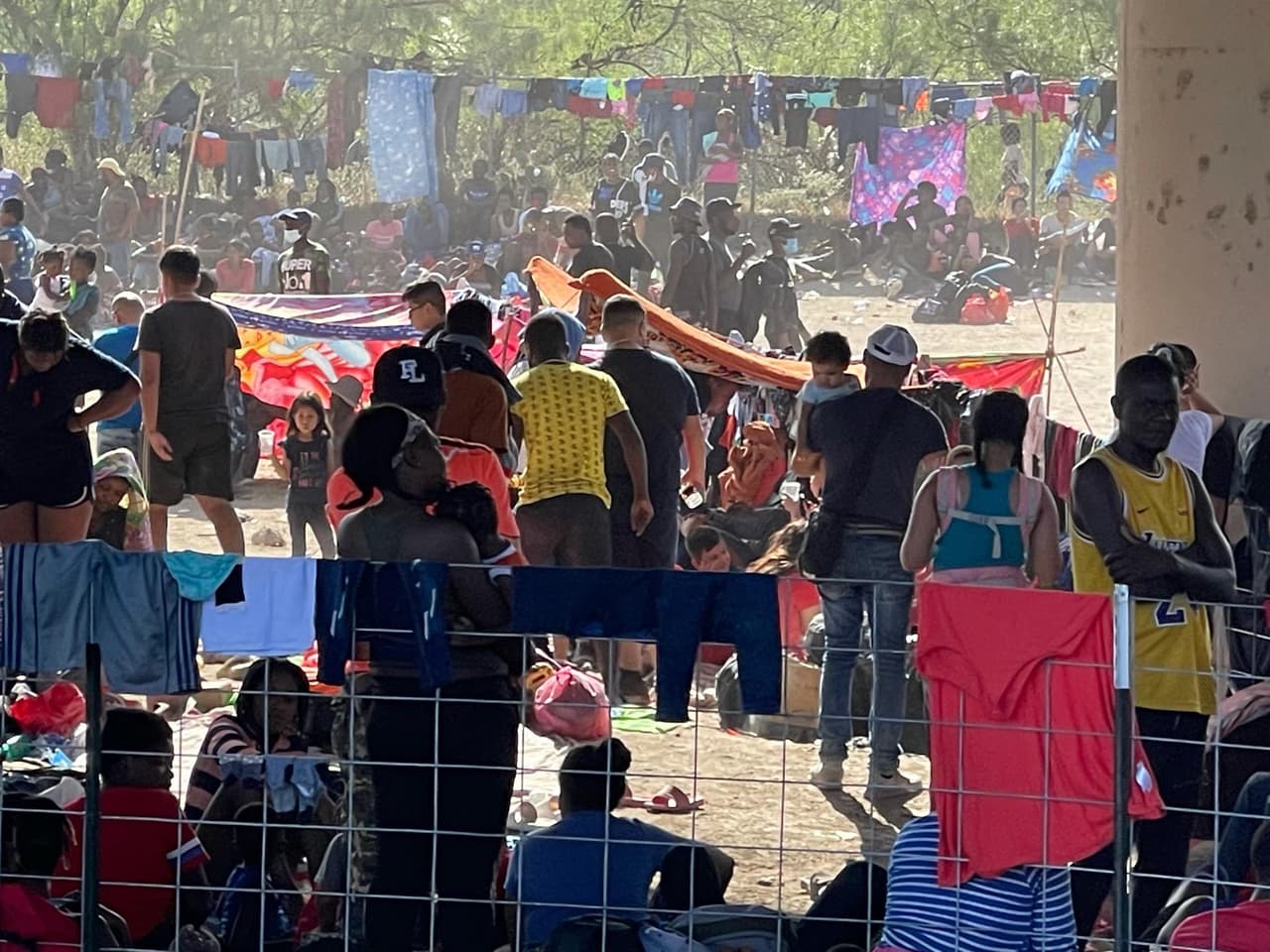 Del Río, una comunidad fronteriza de Texas con menos de 36,000 habitantes, se ha convertido en 
<a href="https://www.univision.com/noticias/inmigracion/texas-pueblo-fronterizo-del-rio-ayuda-autoridades-ola-migratoria" target="_blank">el epicentro de una ola migratoria</a>
<b> </b>en esa zona de la frontera sur tras 
<b>la llegada de más de 10,000 personas.</b>