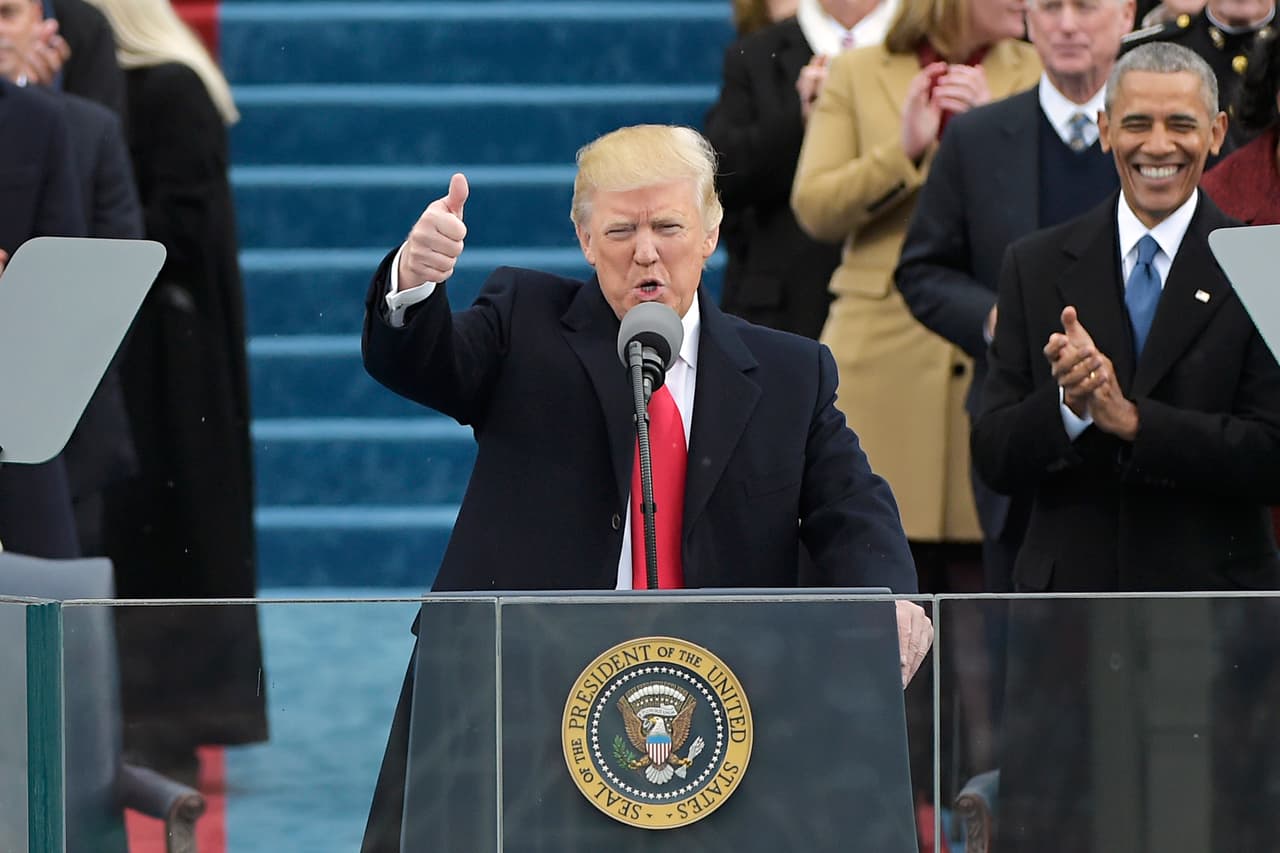 Donalld Trump tomó posesión del cargo el 20 de enero de 2017 y desde entonces la vida política en Estados Unidos ha sido vertiginosa. Muchas de sus ejecutivas anunciadas vía Twitter, logró que dos jueces conservadores entraran a la Corte Suprema, superó un Juicio Político, se encontró varias veces con Kim Jong Un y fue el responsable del manejo de la por la pandemia del covid-19 en el más más afectado en el mundo, más de 200,000 muertos en septiembre de 2020.