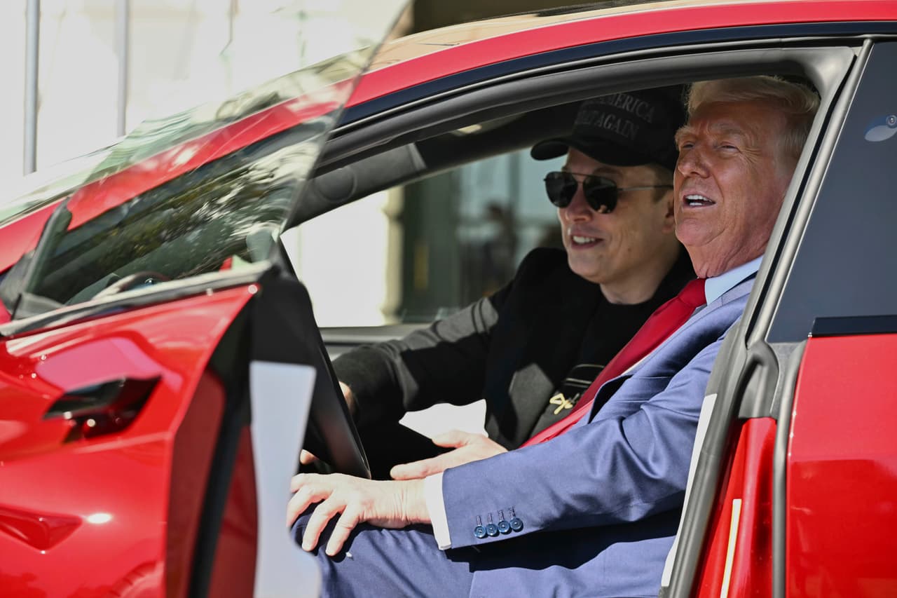 El presidente de EEUU, Donald Trump, y el director general de Tesla, Elon Musk, hablan con periodistas mientras están sentados en un Tesla Model S rojo en el jardín sur de la Casa Blanca, el 11 de marzo de 2025, en Washington.