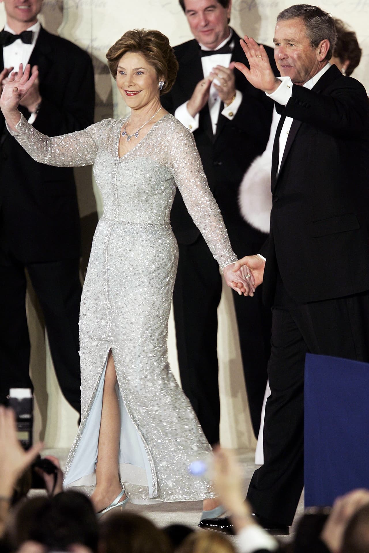 <b>Oscar de la Renta</b> fue durante décadas el favorito de las primeras damas. En 2005, Laura Bush volvió a elegir los brillantes esta vez con un vestido de mangas largas plata y de amplia abertura.