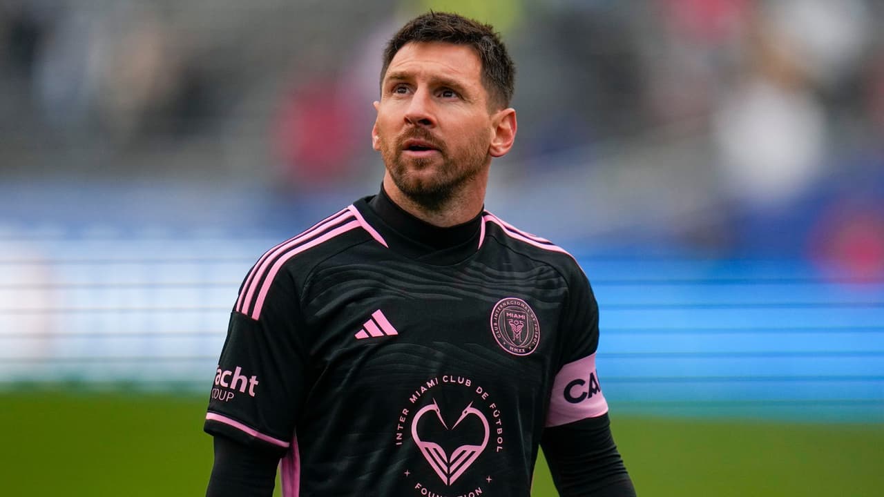 Luis Molinares es un apasionado fanático de los deportes, de ascendencia colombiana y con su hogar en Texas. Para él, 
<b>el fin de la “Messi-manía” aún está lejos</b>. “Por más que uno haya querido ir a ver el partido, 
<b>la realidad es que un lunes por la tarde con neblina y frío es muy incómodo<i>.</i></b> La fiebre por Messi será mayor en unos meses, cuando llegue la Copa América a los Estados Unidos, y entonces 
<b>sí se verá el circo esperado en cada presentación del argentino y su corte albiceleste</b>”.