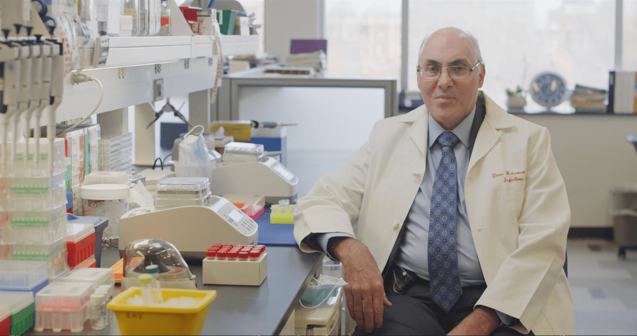 Dr Drew Weissman en su laboratorio de la Escuela de Medicina Perelman de la Universidad de Pensilvania, donde se centra en el estudio del ARN y el sistema inmunológico.