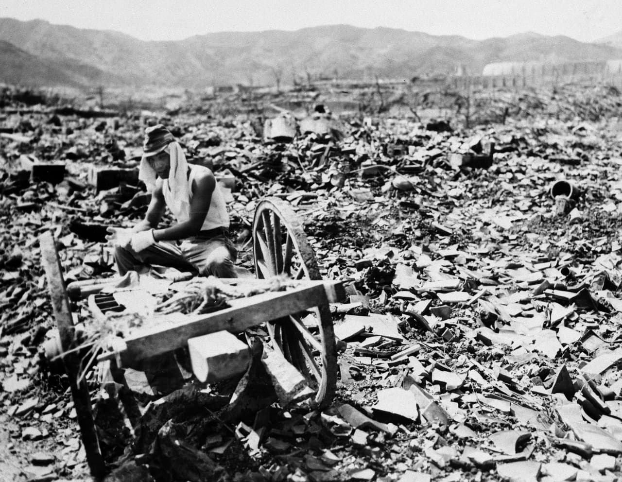 Un soldado japonés camina sobre los escombros buscando material que valga la pena conservar en Nagasaki, el 13 de septiembre de 1945. El radio total de destrucción fue de una milla y se extendieron incendios en la parte norte de la ciudad hasta una distancia de dos millas.