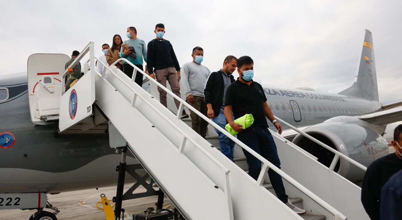 Colombianos deportados de EEUU llegan a su país.