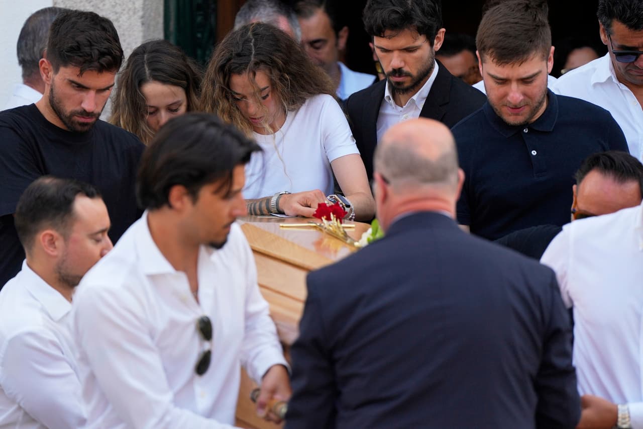 La esposa de Diogo Jota, Rute Cardoso, reacciona junto al ataúd de su esposo, durante su funeral en Gondomar, cerca de Oporto, Portugal, el sábado 5 de julio de 2025.