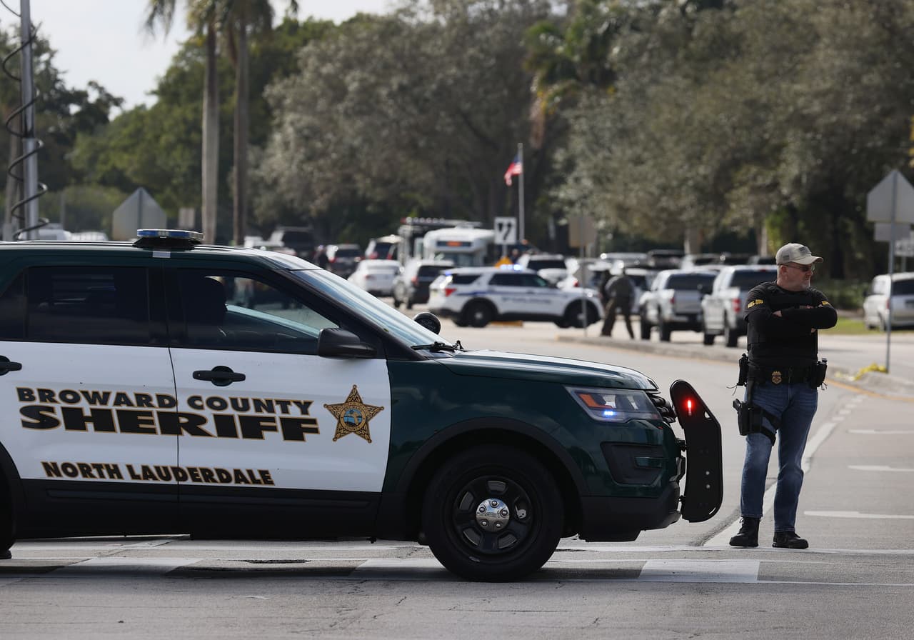 <h3 class="cms-H3-H3">SB-7056: Servicios de investigación para la protección de menores</h3>
<br>
<br>La ley obliga a ls oficinas de los sheriff de los condados de 
<b>Broward, Hillsborough, Manatee, Pasco, Pinellas, Seminole y Walton</b> que transfieran sus investigaciones de protección a menores al Departamento de Niños y Familias de Florida.
<br>
<br>"El Departamento y cada Oficina de sheriff que proporciona al niño servicios de investigación de protección deben completar un inventario de activos financiados por el estado o subvenciones, y cada alguacil debe transferir todos los activos aplicables al departamento. Un cierre financiero relacionado con los sheriff que brindan investigaciones de protección infantil de cada subvención debe completarse a más tardar el 31 de marzo de 2024", se explica en la ley.