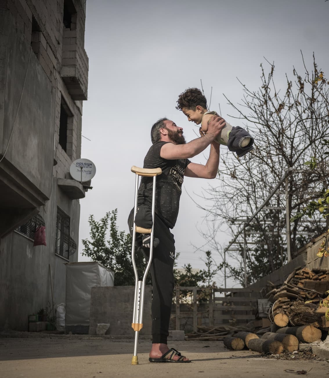 <b>'Poderosa resiliencia'</b>
<br>
<br>Esta es la "ganadora absoluta" del 
<a href="https://festival.sienawards.com/en/"><u>Premio Internacional de Fotografía Siena</u></a> (SIPA, por sus siglas en inglés) y fue tomada en la frontera entre Turquía y Siria. “Un padre que perdió una pierna por una bomba sostiene a su hijo. Este nació sin brazos ni piernas debido a un trastorno congénito causado por los medicamentos que su madre tuvo que tomar después de enfermarse por el gas nervioso al que estuvo expuesta en la guerra”, explicó la organización del premio en un comunicado. 
<br>
<br>La foto fue seleccionada entre decenas de miles de imágenes enviadas por fotógrafos de 163 países.