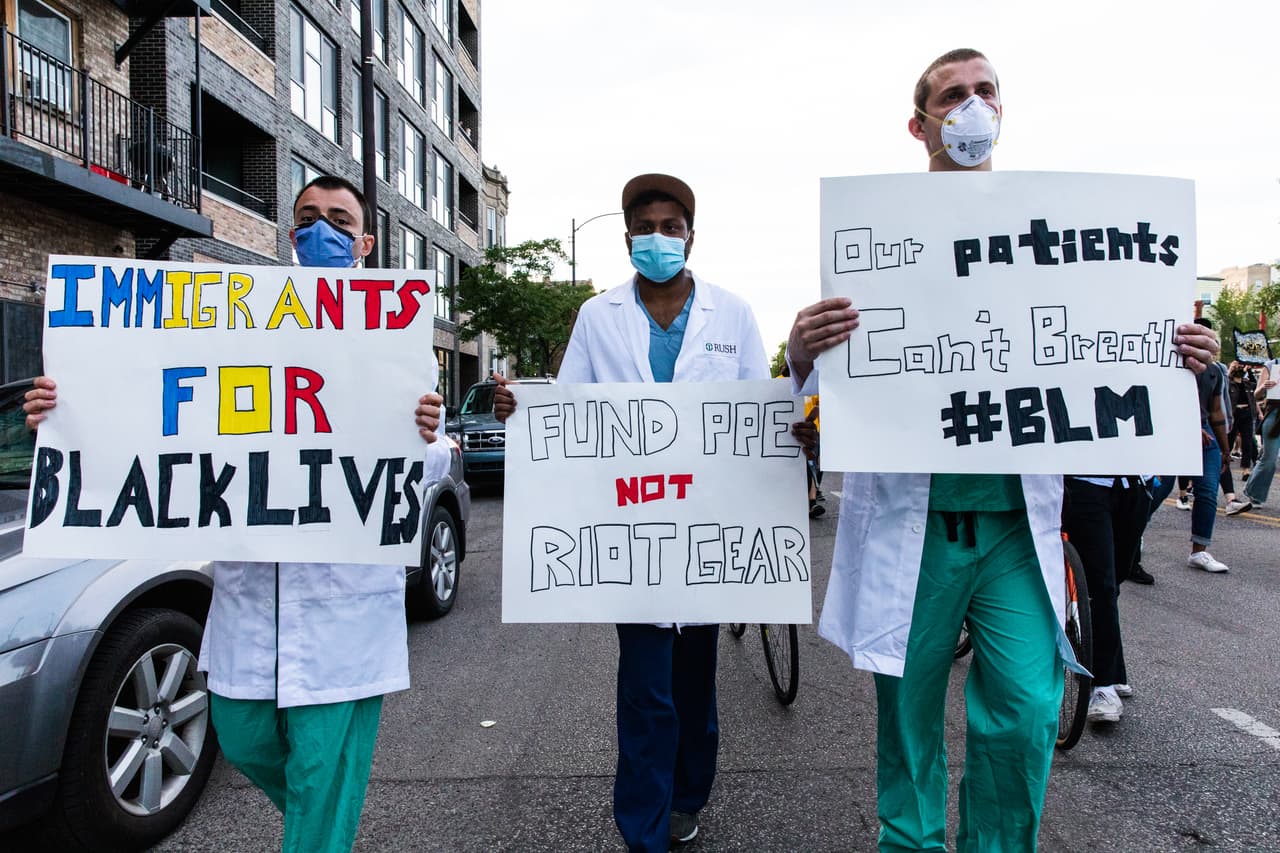Un grupo de trabajadores de la salud en Chicago se unieron a las protestas por la muerte de George Floyd.
