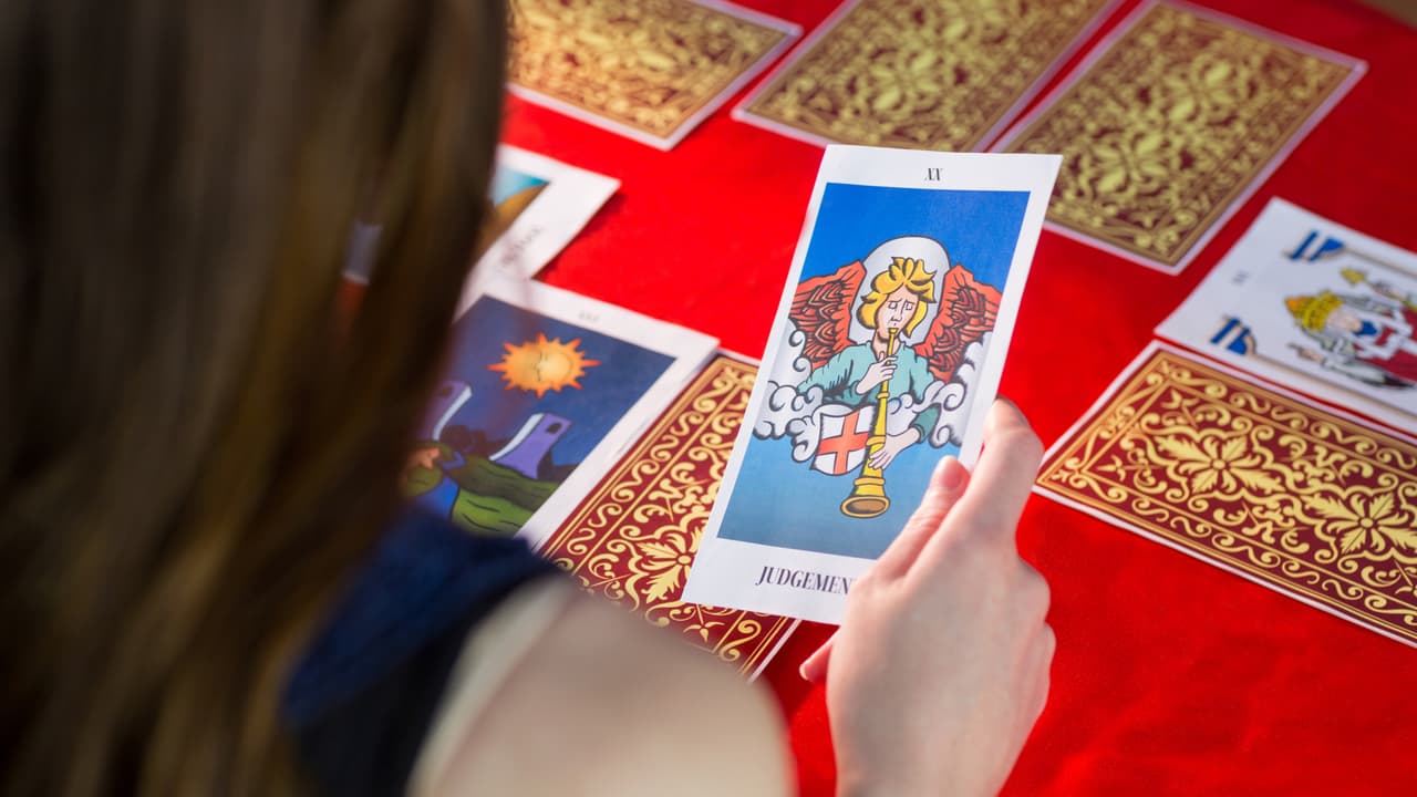 Los Arcanos Menores muestran 56 situaciones cotidianas diferentes. Entre estos arcanos están las 16 cartas de la corte, que describen tipos de personalidad o "arquetipos": diferentes clases de personas e influencias que forman parte de nuestras vidas.