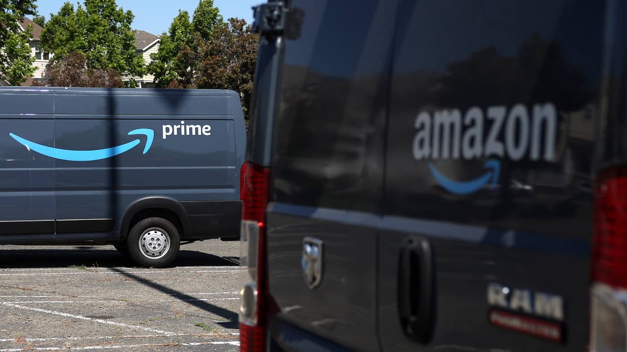 Roban camión de reparto de Amazon en Phoenix: una mujer fue arrestada