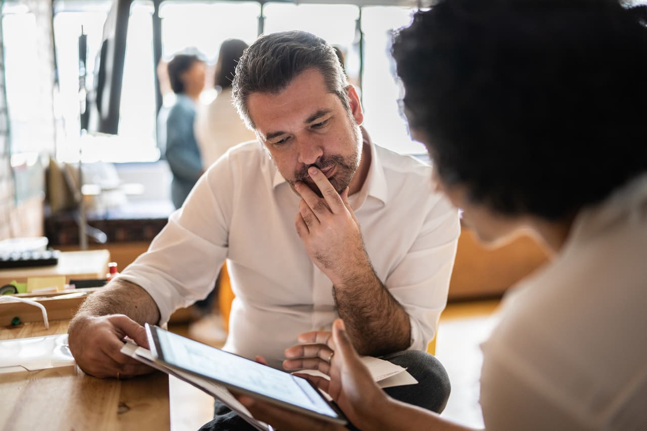 <h3 class="cms-H3-H3">6. Gestión de proyectos</h3>
<br>
<br>Cerca de un 89% de las organizaciones ahora tienen al menos una oficina de gestión de proyectos (PMO), y el 50% tiene más de una. Los gerentes de proyecto añaden un valor importante a una organización: su trabajo es asegurarse de que todos los recursos se utilicen de la manera más eficiente. El papel de un proyecto es una combinación de muchos aspectos, como la gestión de personas, la resolución de problemas técnicos, el liderazgo y la planificación. La necesidad de gerentes de proyectos solo crecerá con los nuevos modelos híbridos o trabajo a distancia. 
<br>
<br>📌
<b> Salario promedio por año: </b>$81,121
<br>
<br>📌 
<b>Habilidades requeridas:</b> Manejo de tiempo, habilidades para trabajar en equipo, capacidad de liderazgo y estrategia, excelentes habilidades de Excel y buena comunicación. 
<br>