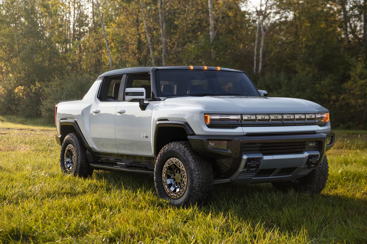 <h3 class="cms-H3-H3"><b>GMC Hummer EV</b></h3>
<br>
<br>Tras poco más de 10 años desde que se diera por terminada la producción de la Hummer a gasolina, General Motors decidió revivir a este icónico modelo pero ahora como una super camioneta eléctrica y bajo el portafolio de GMC. La Hummer EV estará disponible en cuatro variantes diferentes, cada una con su propia fecha de lanzamiento, siendo la Edition 1 la primera que saldrá a la venta a partir del otoño de 2021.
<br>