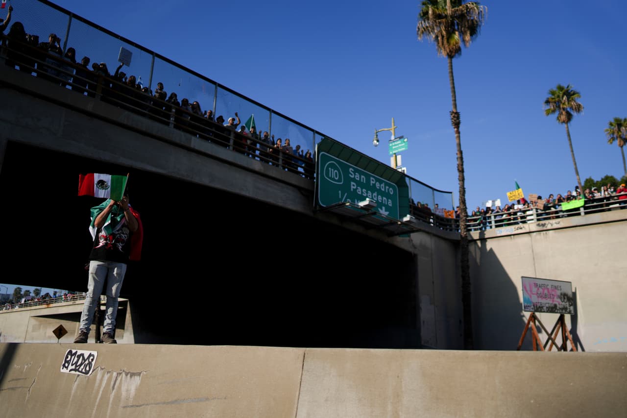 La protesta inició aproximadamente a las 9:00 am en la Placita Olvera. Desde ahí, los manifestantes comenzaron a caminar a través de las calles hasta llegar a la intersección con la carretera 101 (‘Freeway 101), la cual se vio interrumpida por varias horas.