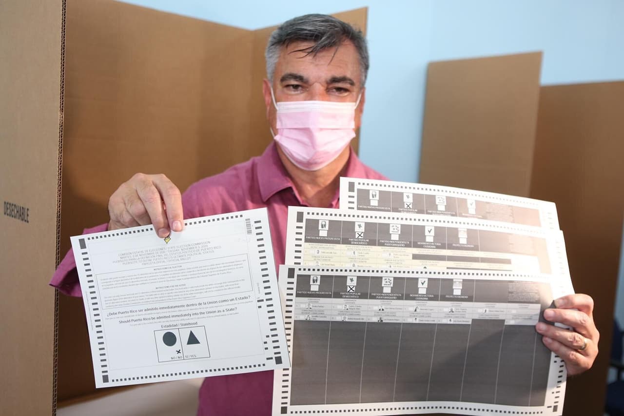 El candidato a la gobernación del 
<a href="https://www.univision.com/temas/partido-popular-democratico-ppd">Partido Popular Democrático (PPD)</a>, 
<b>Charlie Delgado</b>, votó hoy en la escuela Mateo Hernández de Isabela, donde aseguró que 
<b>Puerto Rico</b> estaría enfrentando cambios políticos.