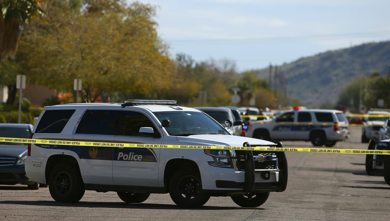 Dos agentes de la policía de Phoenix resultan heridos durante un tiroteo en el centro de la ciudad
