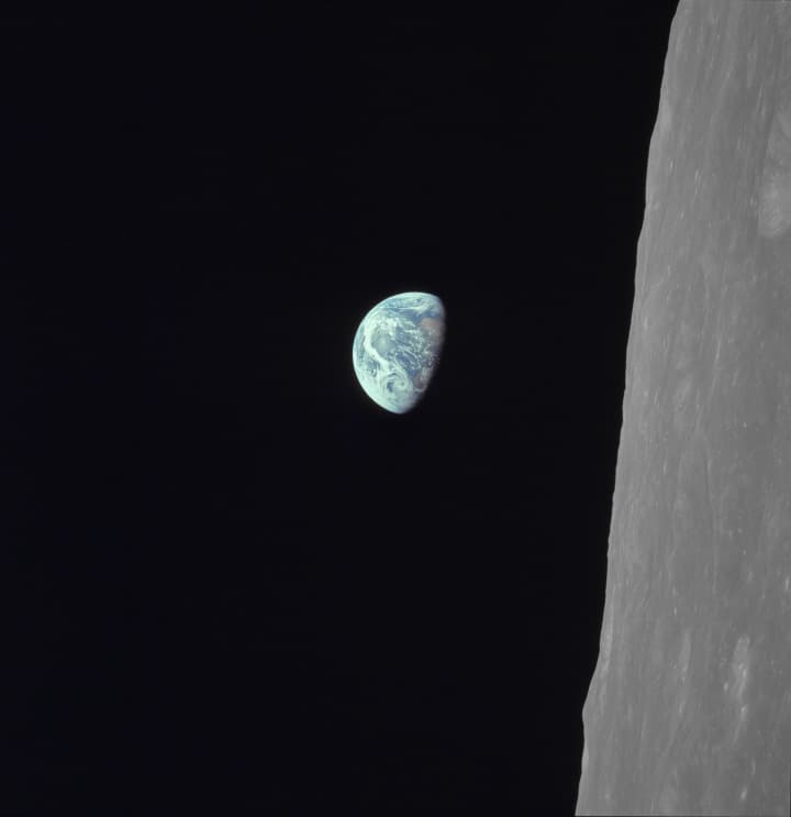 <b>Todos ustedes en la bondadosa Tierra. </b>"La gran soledad aquí arriba de la Luna es impresionante, y te hace darte cuenta de lo que tienes allá en la Tierra. La Tierra desde aquí es un gran oasis para la gran inmensidad del espacio", dijo el astronauta del Apolo 8 Jim Lovell. Esta fotografía fue tomada por William Anders, el 24 de diciembre de 1968. 
<br>
<br>