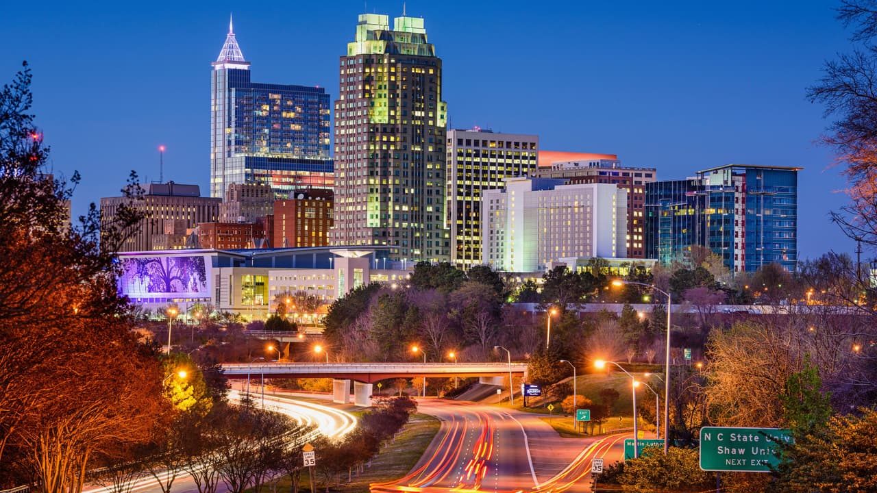 <b>Puesto 2: Raleigh, Carolina del Norte:</b> Su mejor desempeño es en el gasto de los conductores, donde ocupa el tercer puesto entre las 100 principales ciudades. La ciudad con peor promedio de robo de autos en Albuquerque, Nuevo México y la que tiene más accidentes viales es Baltimore, Maryland.