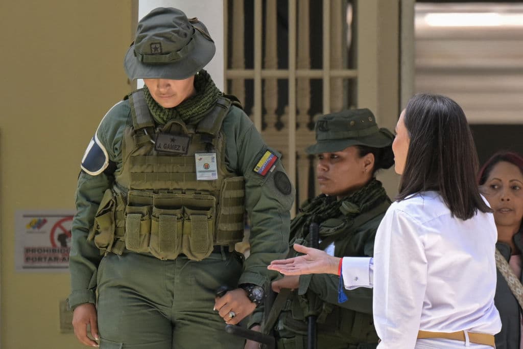 Machado y González llaman a policías y militares de Venezuela a que “se coloquen al lado del pueblo"; la fiscalía venezolana  dice que los investigará por “instigación a la insurrección”