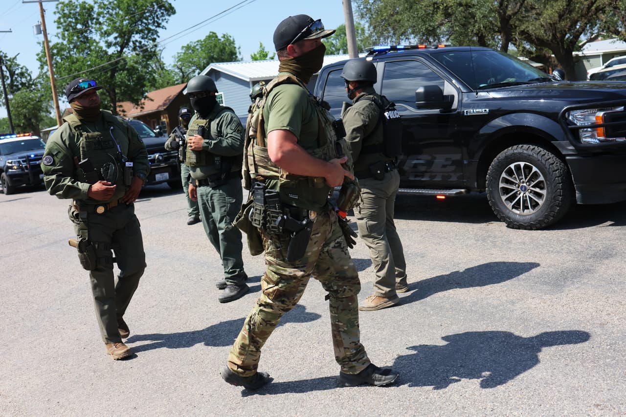 El curso para oficiales es obligatorio y debe completarse a más tardar 180 días desde el empleo en un departamento de policía del distrito escolar independiente.
