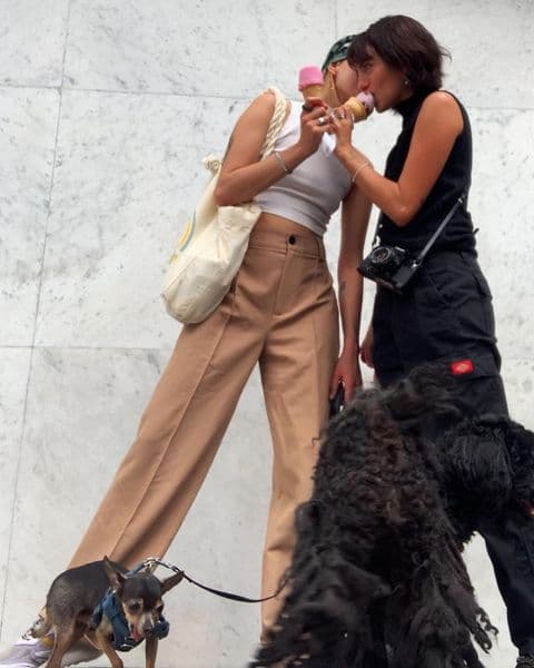 "Estoy enamoradísima de 'Cam', iniciamos siendo amigas y después nos dimos cuenta de nuestras similitudes, no sólo en los nombres, sino en el arte que compartimos, que teníamos dolores iguales", declaró. 
<br>