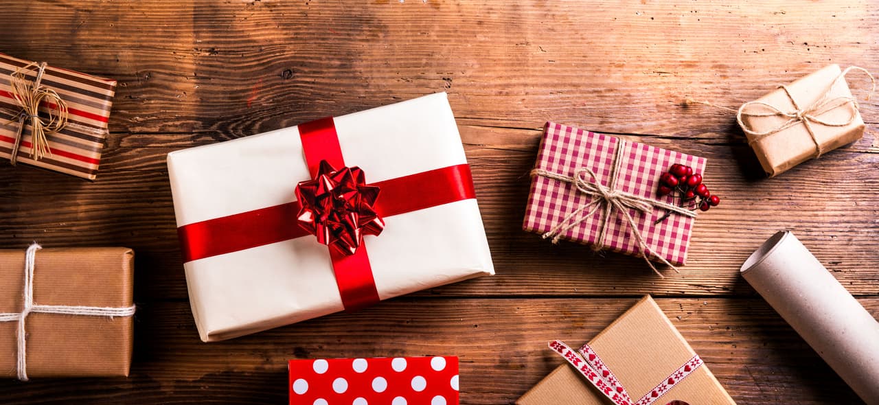 <h2 class="cms-H2-H2"><b>Regalos envueltos</b></h2>
<br>
<br>Quizás para los viajeros puede resultar práctico
<b> llevar los regalos para sus seres queridos ya envueltos o en cajas cerradas</b>.
<br>
<br>Aunque las autoridades señalan que 
<b>no está prohibido hacerlo</b>, recuerdan que si al momento de escanearlos 
<b>se activan las alarmas, deberán abrirlos</b> para ser revisados.
<br>
<br>“Recomendamos encarecidamente que,
<b> en lugar de envolver los regalos con papel y cinta adhesiva, se coloquen en bolsas o cajas de regalo sin sellar.</b> De esa manera, si el artículo activa una alarma, nuestros agentes pueden resolverla fácilmente sin necesidad de abrir el regalo”.
<br>