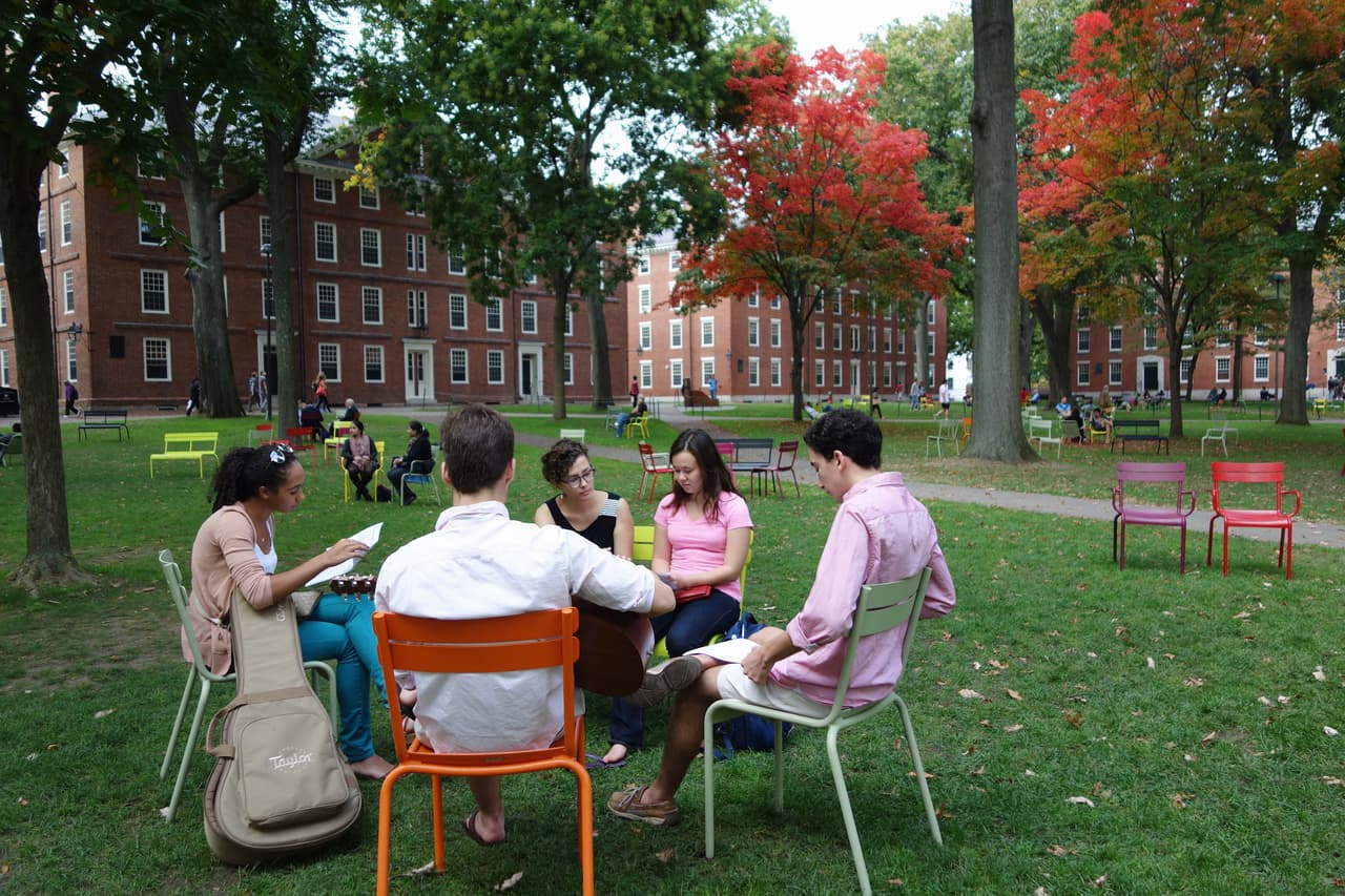 <b>Puesto 1</b>
<br>
<br>
<b>Universidad Harvard</b>
<br>
<br>Número de multimillonarios egresados: 29
<br>
<br>Ubicación: Cambridge, Massachusetts.
<br>
<br>Patrimonio acumulado de estos multimillonarios: 207,000 millones de dólares.
<br>
<br>De los 29 multimillonarios egresados de esta universidad 17 obtuvieron sus fortunas en la industria de las finanzas y la inversión. Entre ellos se cuentan tres recién llegados a la lista: los gemelos Cameron y Tyler Winklevoss, inversionistas de Bitcoin, y el ex director ejecutivo de Goldman Sachs, Lloyd Blankfein. 
<br>
<br>Los dos graduados más ricos de Harvard provienen de otros sectores. Uno es Steve Ballmer, ex ejecutivo de Microsoft y propietario de Los Ángeles Clippers (68,700 millones de patrimonio neto). El otro es el banquero de inversión brasileño Jorge Paulo Lemann, quien tiene participaciones en las empresas Anheuser-Busch InBev y Kraft Heinz (16,900 millones de dólares de patrimonio neto).
<br>
<br>Los multimillonarios Bill Gates y Mark Zuckerberg se retiraron de Harvard antes de terminar sus carreras para dedicarse a tiempo completo a sus empresas recién nacidas. 
<br>