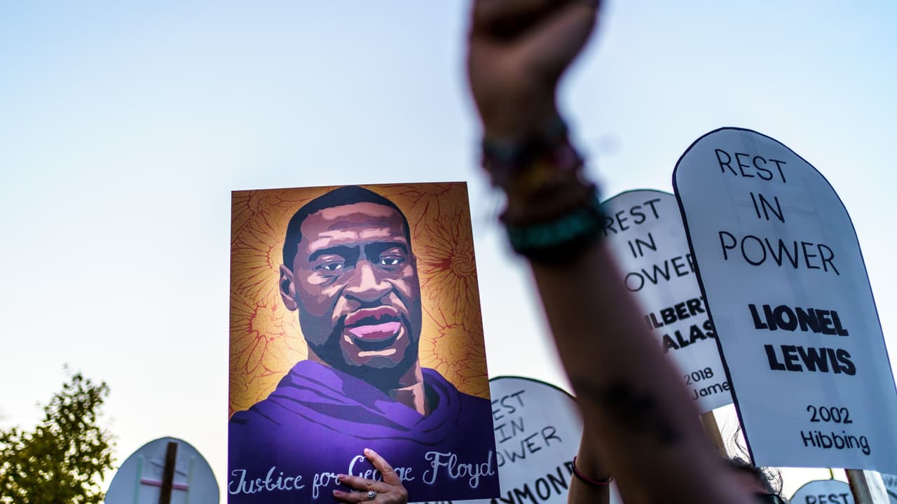 Floyd tenía 46 años cuando la policía de Minneapolis, Minnesota, lo detuvo por sospechas de haber pagado con un billete falso de 20 dólares. Durante el arresto, el afroestadounidense dijo en 11 ocasiones "no puedo respirar" ("I can't breathe"), mientras Derek Chauvin, un policía de la ciudad, no dejaba de 
<b>presionarle el cuello <a href="https://www.univision.com/noticias/estados-unidos/derek-chauvin-el-expolicia-acusado-por-la-muerte-de-george-floyd-sale-de-prision-tras-pago-de-fianza-millonaria"><u style="box-sizing: border-box;">con su rodilla</u></a></b>.
<br>
<br>Esa noche, George Floyd murió. Al día siguiente, videos que tomaron ciudadanos asombrados por el operativo policíaco, dieron origen a un movimiento sólido de repudio al abuso policíaco, que trascendió estados.