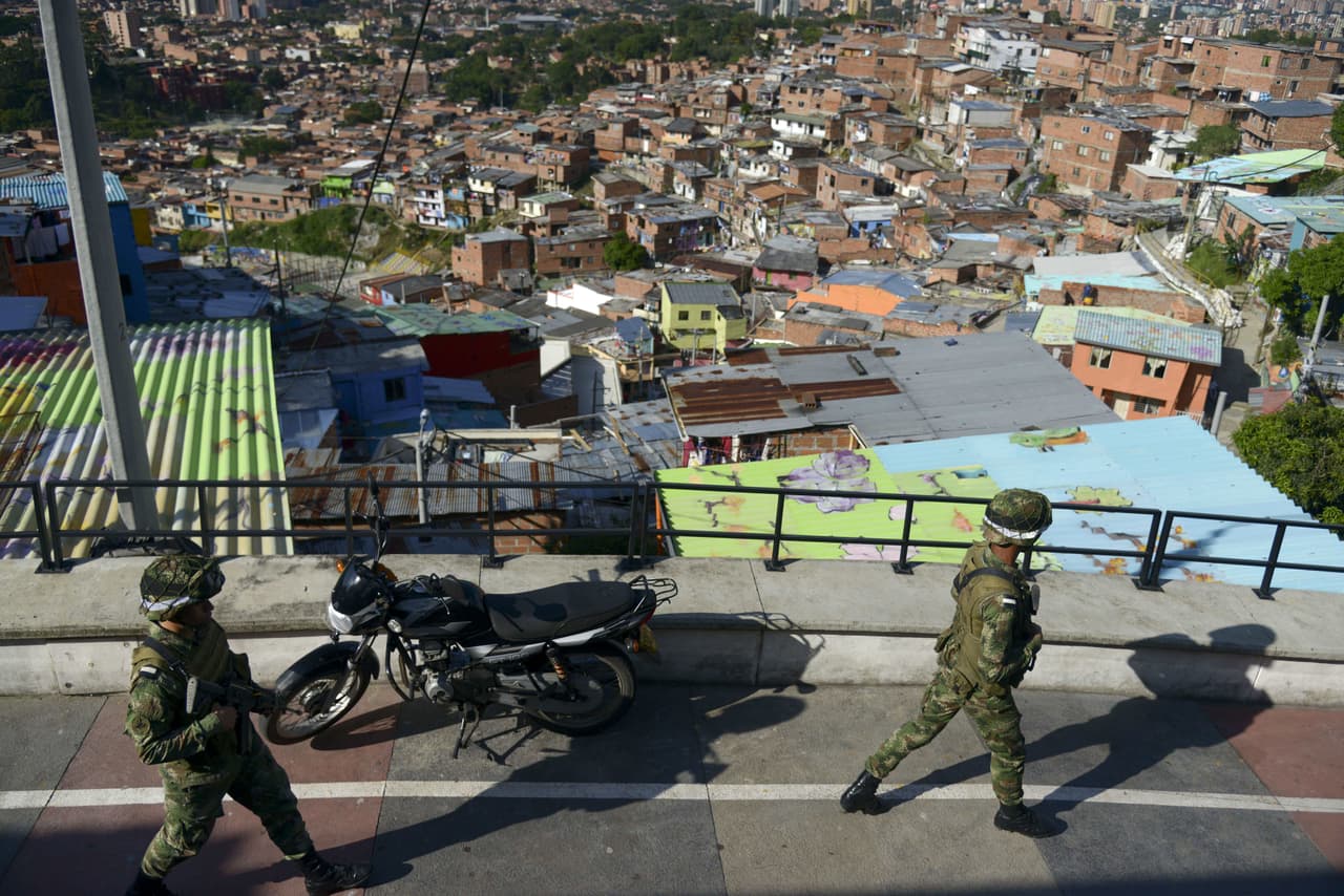 En el pasado, los cerros de la Comuna 13 fueron campo de batalla de las guerrillas del M-19, las FARC, el ELN y de las Autodefensas.