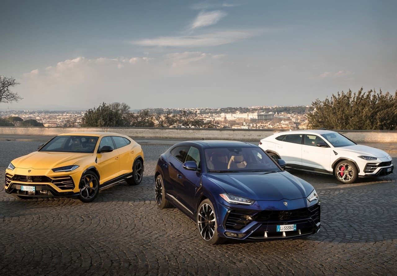 Como era de esperarse, la Urus también cuenta con 
<b>tracción en las cuatro ruedas</b> y ofrece diferentes modos de manejo como STRADA (calle), TERRA (vías sin asfalto), SABBIA (arena) y NIEVE.
