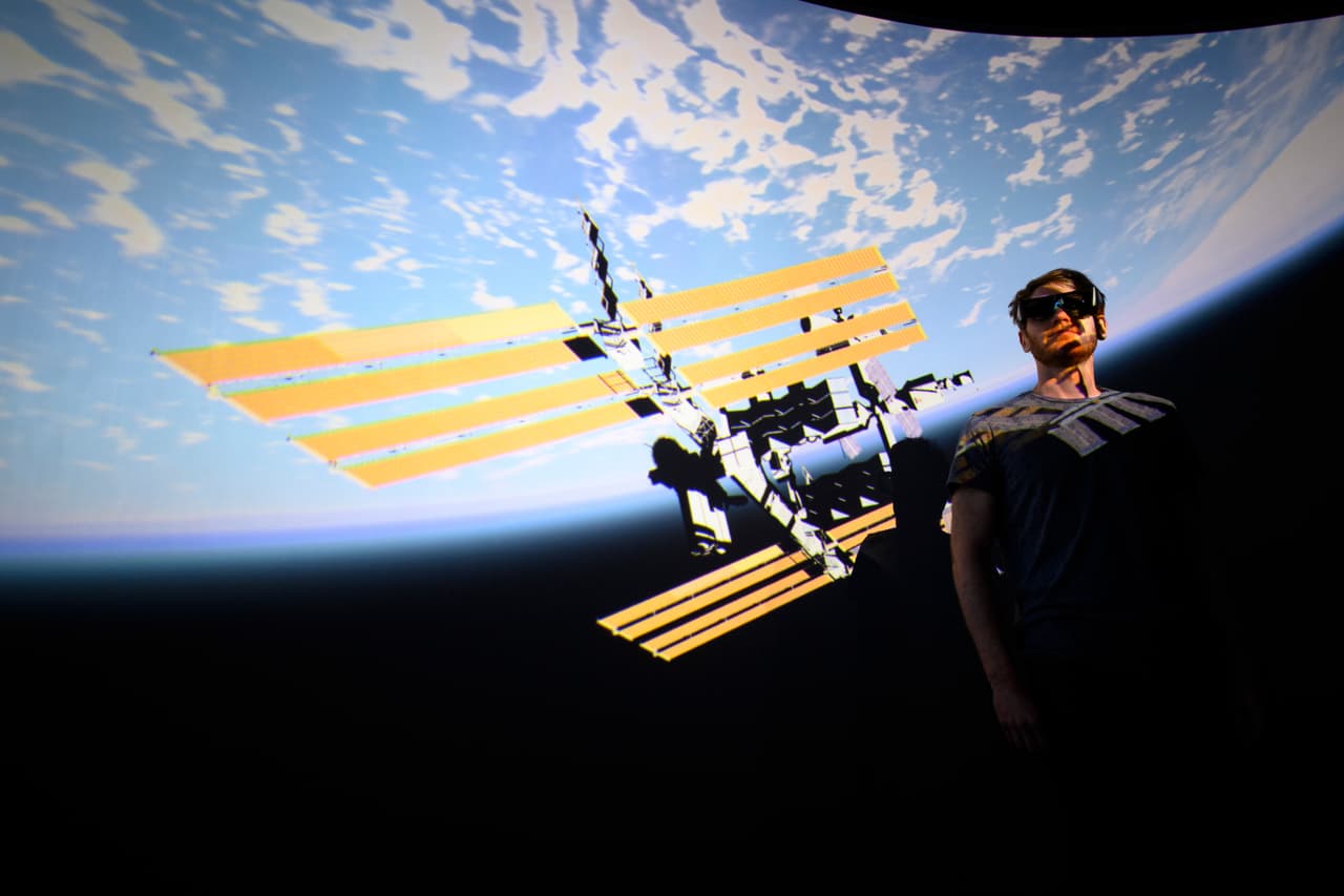 Hadrien Gurnel, ingeniero de software del laboratorio de museología experimental de la universidad suiza EPFL, explora con gafas 3D el mapa más detallado del universo con el software de realidad virtual VIRUP en St-Sulpice, Suiza.