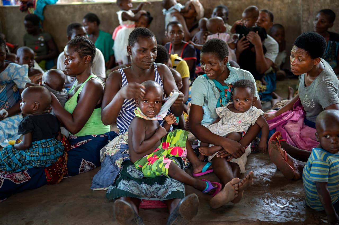 Residentes de Tomali, Mawali, mientras esperaban que sus hijos participaran en el primer programa piloto de una vacuna contra la malaria, en diciembre de 2019. La OMS recomendó la vacuna el pasado miércoles, 6 de octubre de 2021.