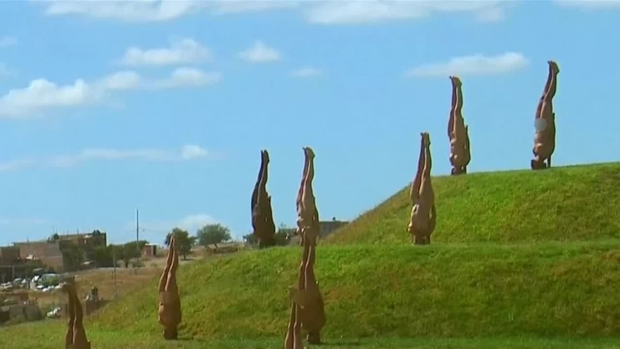 <b>En video:</b> El especialista en desnudos masivos, presentó su más reciente obra en México. Según él, su mensaje es expresar los tiempos de inversión, donde todo parece estar al revés en alusión, por ejemplo, al clima político que se vive como antesala a las elecciones de Estados Unidos.
