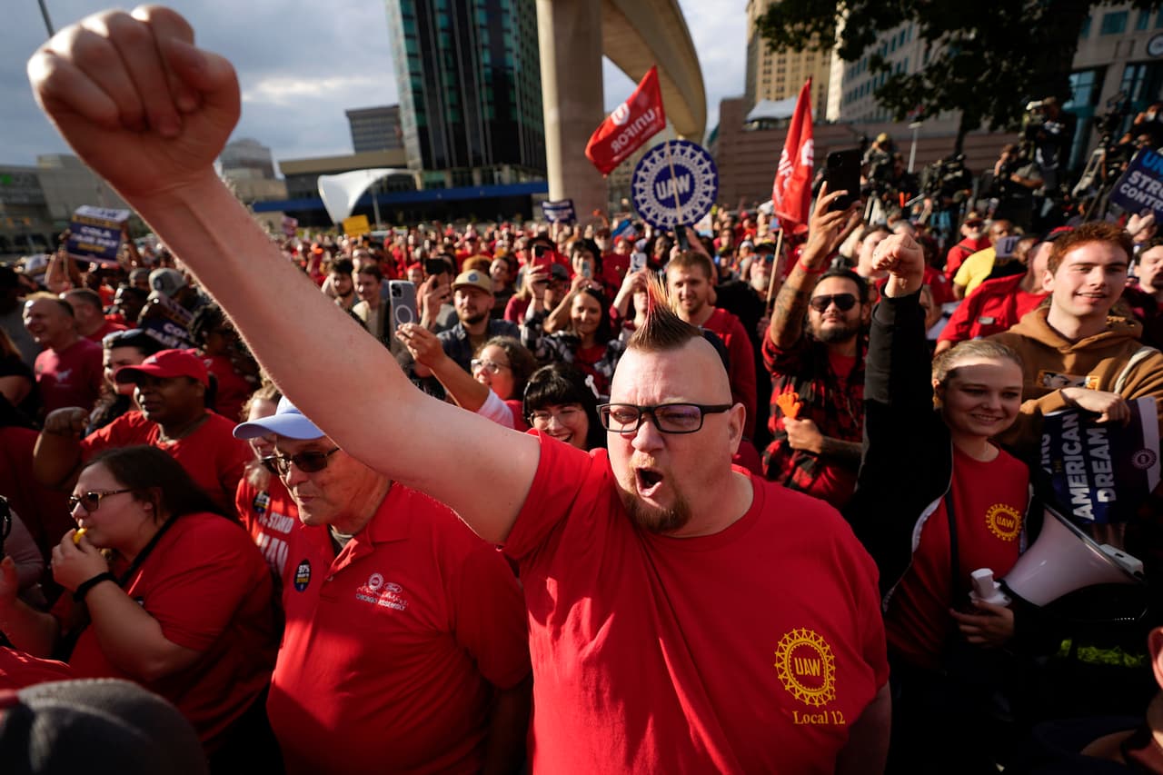 ¿Han tenido los CEO de Ford, GM y Stellantis aumentos del 40% como dicen los sindicalistas en huelga de UAW?
