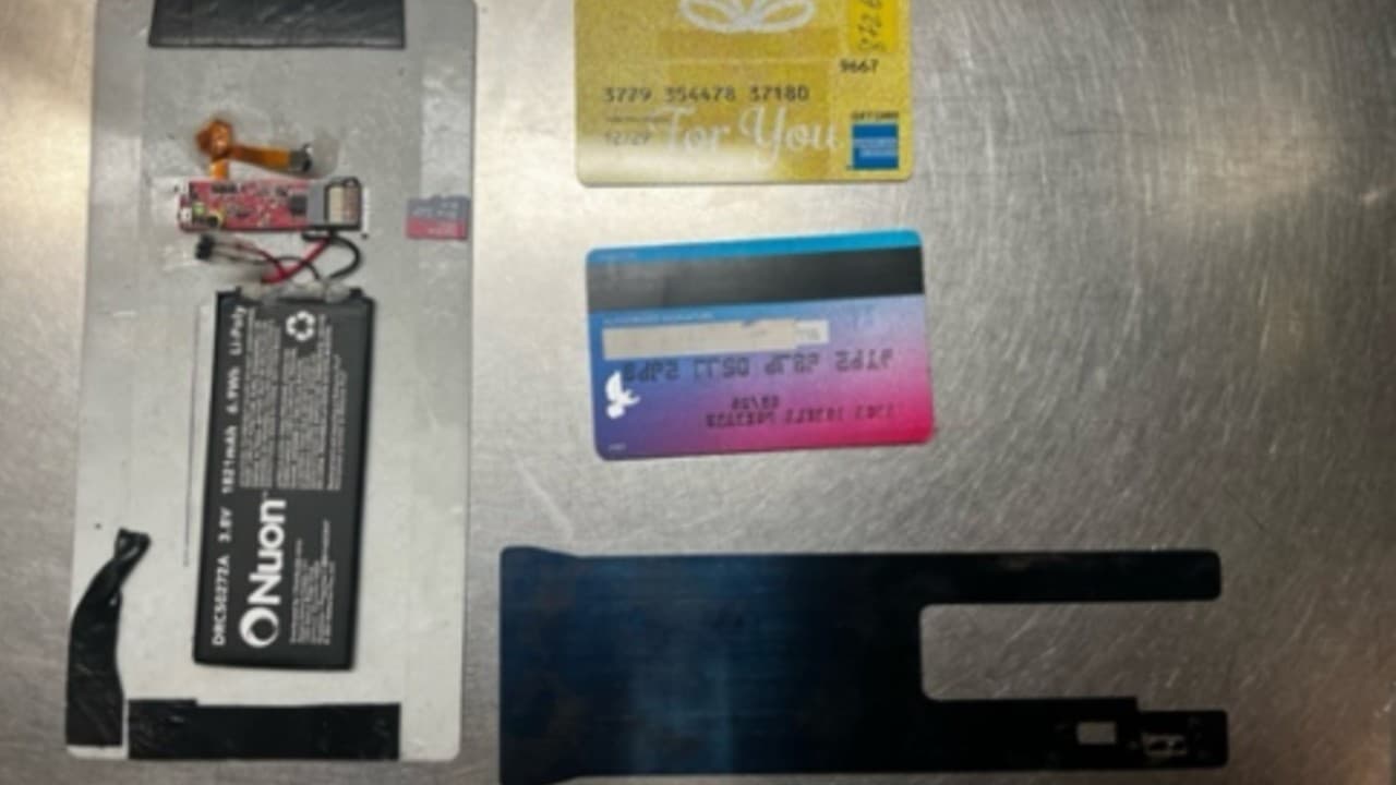 Durante la investigación, los oficiales localizaron una cámara escondida debajo de la etiqueta para grabar números PIN.
<br>
