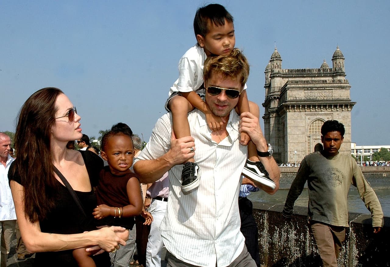 La familia empezó a crecer desafiando todos los patrones tradicionales: multiculturalidad, adopción y dos padres que no perdían el estilo ni el glamour a pesar de estar de vacaciones con sus hijos encaramados en hombros, como lo demostraron en sus vacaciones en 2006 en la India.