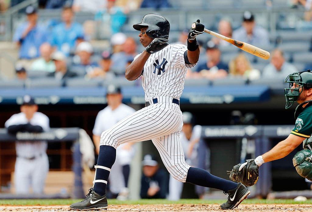 Alfonso Guilleard Soriano nació en San Pedro de Macorís, el 7 de enero de 1976, es un outfielder e infielder dominicano que jugó con los Yankees, Vigilantes de Texas, Washington Nacionals y Chicago Cubs. Durante su carrera logró conseguir diferentes galardones como: 2 campeonatos de Serie Mundial, 7 veces seleccionado para el Juego de Estrellas, 4 veces ganador del Silver Slugger Award, MVP del Juego de Estrellas, Líder de la Liga Americana en jonrones en 2002, Líder de la Liga Americana en hits en 2002, Líder de la Liga Americana en bases robadas en 2002, Se unió al club 40-40 en 2006 y consiguió 3 veces el Jugador del Mes de las Grandes Ligas de Béisbol.
