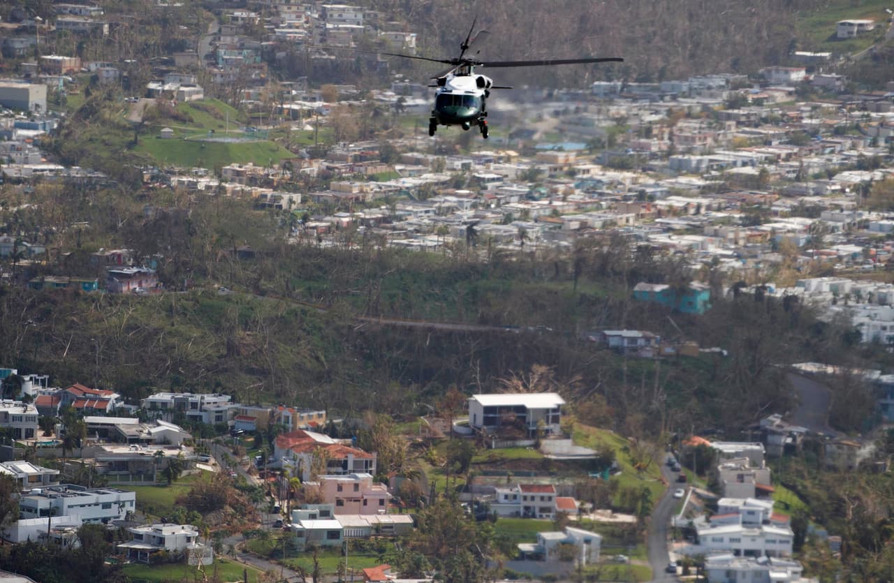 Trump, acompañado de la primera dama, Melania Trump, también sobrevoló la isla a bordo del helicóptero Marine One.