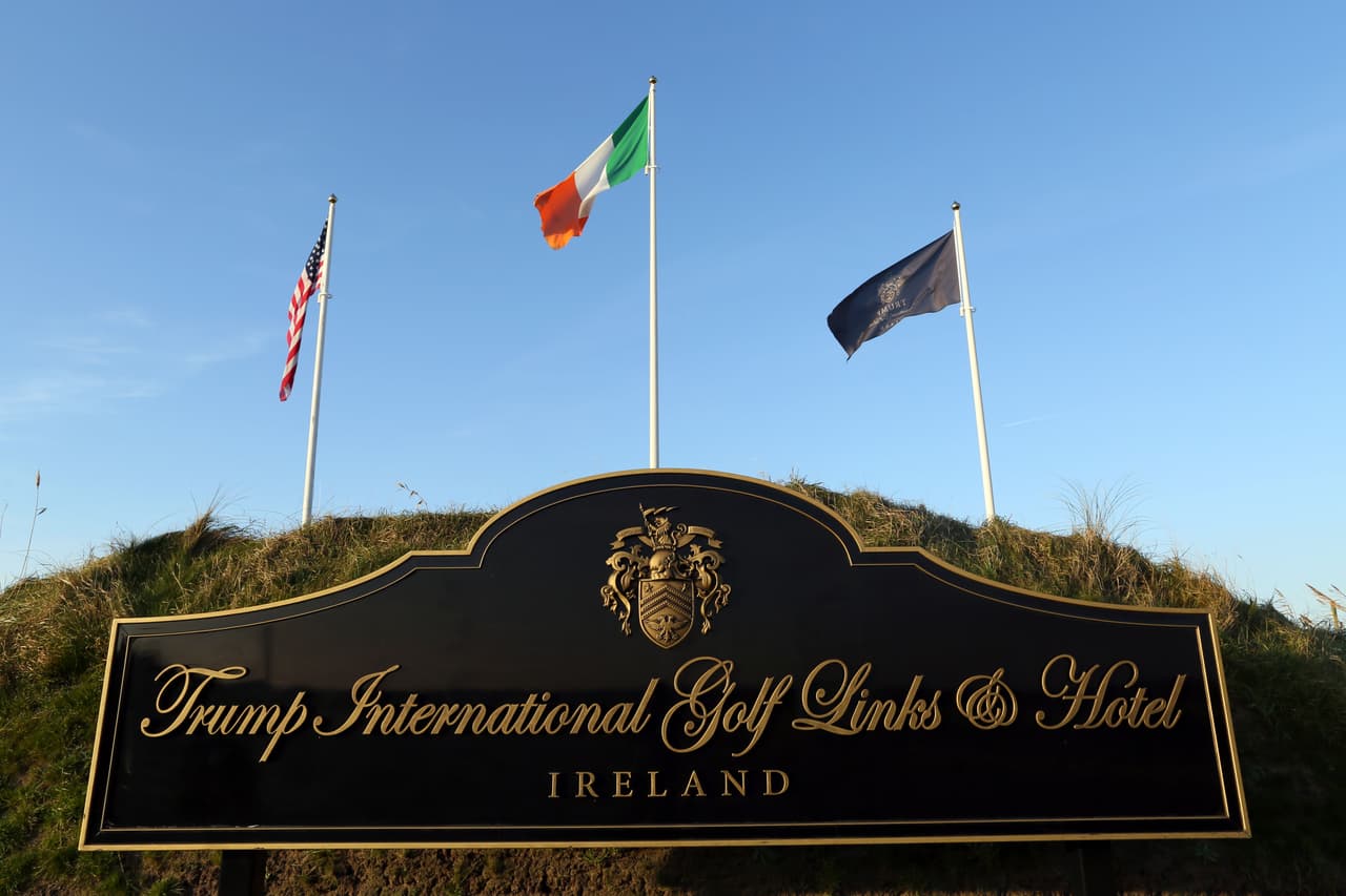 <b>Confusión entre Irlanda y Reino Unido, parte 2</b>. En una conferencia de prensa al final de la Cumbre del G7 en Francia, en agosto de 2019, el presidente Trump 
<a href="https://www.independent.ie/world-news/europe/us-president-donald-trump-calls-ireland-part-of-uk-as-he-boasts-about-his-british-properties-38437690.html" target="_blank">hizo referencia a sus propiedades en Reino Unido</a>. Entre ellas se nombró al club de golf que posee en Doonbeg, Irlanda, un país, no una región británica. Reino Unido esta compuesto por Gales, Inglaterra, Escocia e Irlanda del Norte.