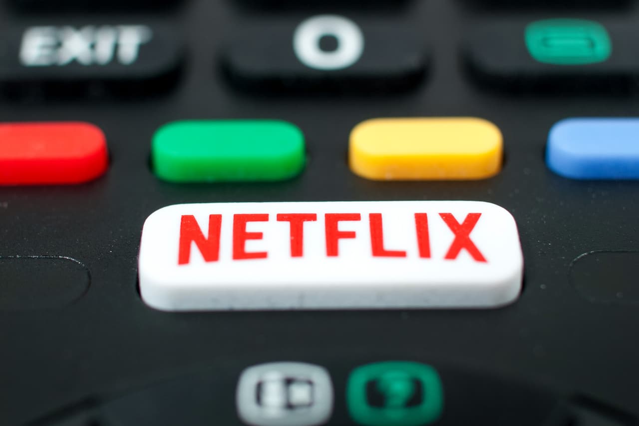 <b>Netflix</b>
<br>
<br>Cada minuto se completan 452,000 horas de transmisión en la compañía líder en el servicio de streaming (en 2020 eran 404,00). 
<br>
<br>Netflix tiene una ganancia de 50,566 dólares cada sesenta segundos.
<br>