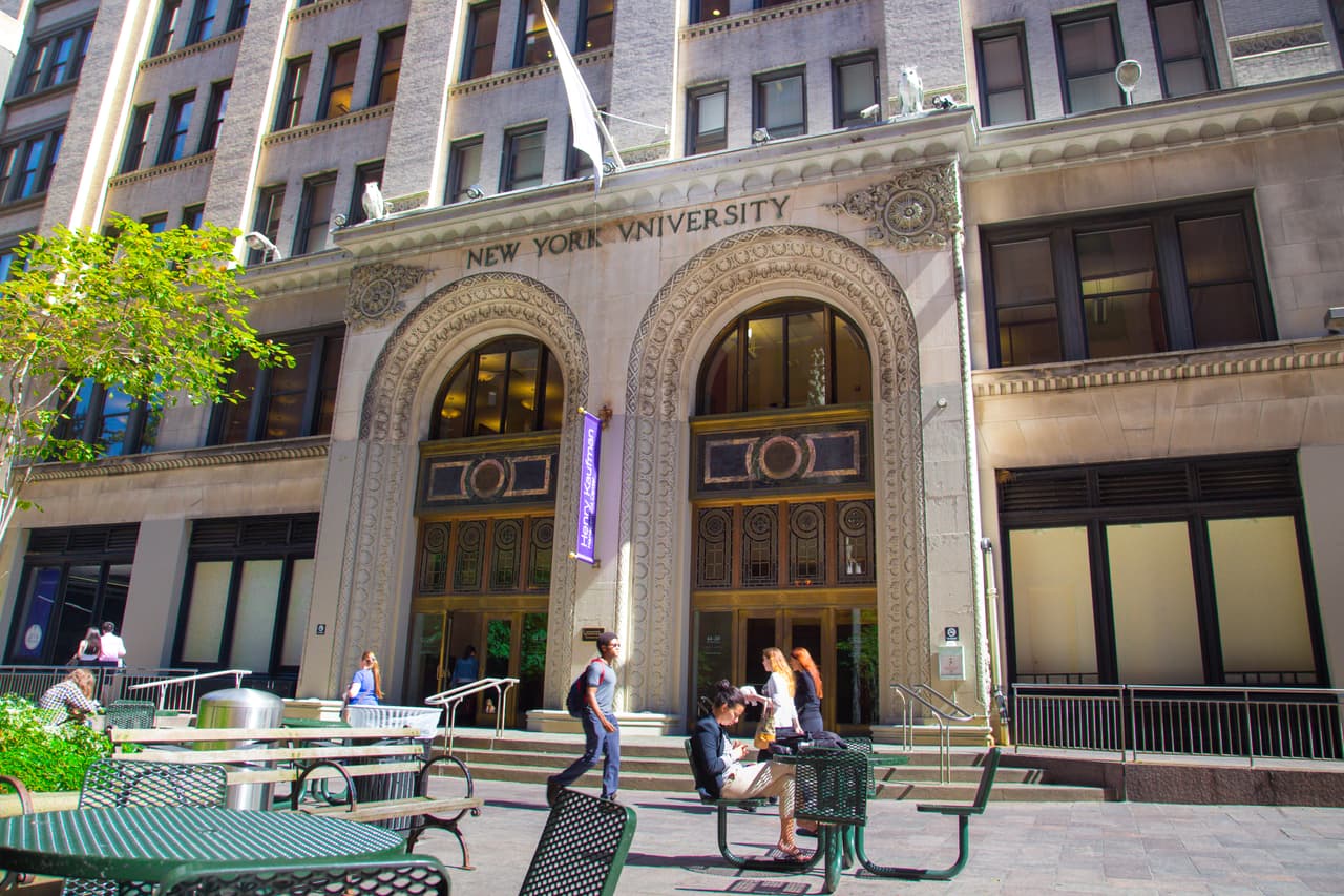 El presidente de la Universidad de Nueva York (NYU), Andrew D. Hamilton, aclaró la posición de la universidad luego de la toma de posesión de Trump: "Muchos de ustedes quieren saber que estamos brindando nuestra completa protección y apoyo a todos los que viven, estudian y trabajan en NYU. Quiero asegurarles a todos que esa es nuestra meta.
<b><a href="http://www.nyu.edu/content/dam/nyu/president/documents/11.29.16-letter-from-andrew-hamilton.pdf"> Los oficiales de seguridad pública de NYU no preguntarán acerca del estatus migratorio de los estudiantes</a></b>, 
<b>no hay acceso al campus por parte de ICE sin proceso legal</b>,
<b> no compartimos los registros de los estudiantes</b> y 
<b>la ayuda financiera continúa</b>", dijo Hamilton.
<br>
<br>Aunque en ningún comunicado oficial el presidente ha oficializado el término 'campus santuario', muchos de los estudiantes hablan de NYU como si lo fuera, pues todas las garantías que establecen son las mismas de un 'santuario'. 
<br>
<br>