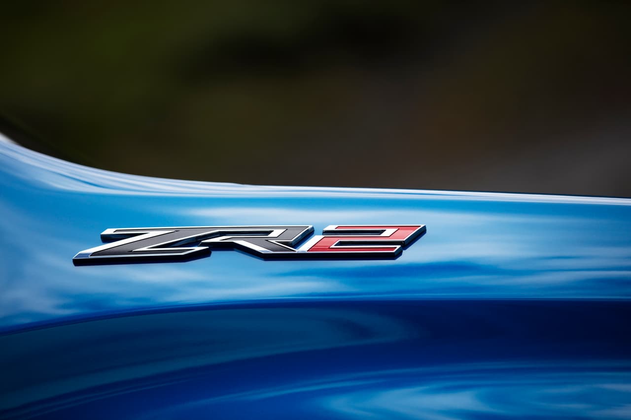 “Chevrolet ha estado compitiendo en algunos de los circuitos todoterreno más duros y agotadores con un prototipo de la Silverado ZR2”, dijo Dom Lester, ingeniero de General Motors que trabajó en el desarrollo de la pickup. “Aplicamos lo que aprendimos en las carreras y en las pruebas de Moab a la nueva ZR2 para ofrecer un paquete sumamente capaz e inspirador de confianza, pero uno que no acabe contigo en la carretera con su calidad de conducción. [La camioneta] es capaz y cómoda por igual”.