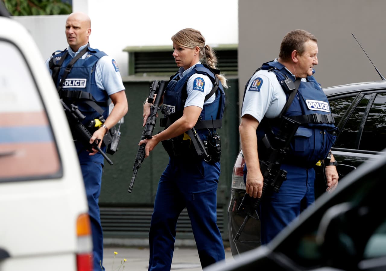 El atacante de una de las mezquitas era un ciudadano australiano, reveló en Sídney el primer ministro australiano, Scott Morrison. Se trata de un "terrorista extremista de derecha, violento", dijo. Se desconoce el número exacto de atacantes pero, según Ardern, tres hombres estaban detenidos. La policía precisó que un hombre de algo menos de 30 años fue acusado de asesinato. 
<br>
<br>Policías patrullan afuera de una mezquita en el centro de Christchurch, Nueva Zelanda.