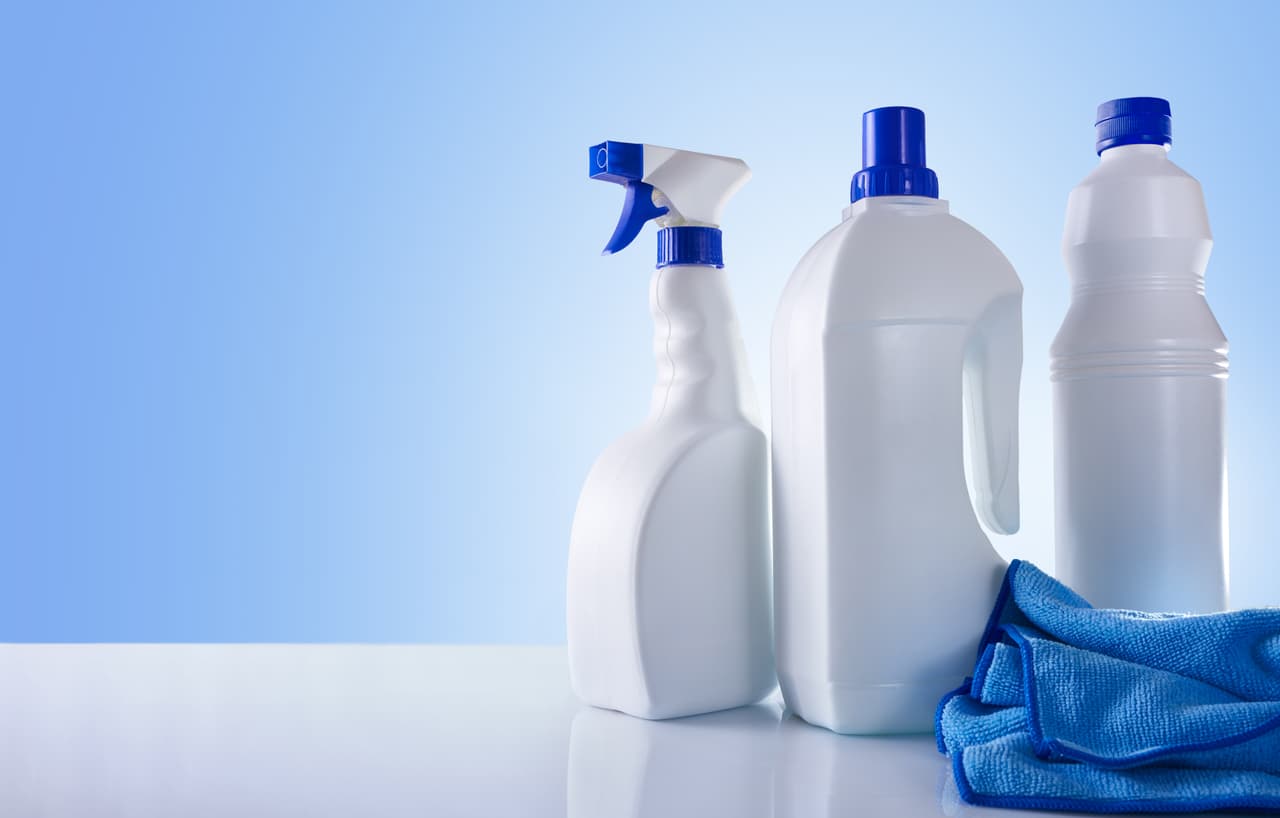 <b>Evita utilizar productos a base de cloro.</b> Podría venirte a la mente usar las toallitas de Clorox o Lysol con las que comúnmente se limpia la casa, pero éstas, aunque hacen bien el trabajo para desinfectar, terminan dañando el interior del carro. Con el tiempo, las superficies pueden empezar a perder el color e incluso cambiar su textura.